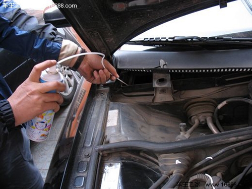 महीने में एक बार अपनी कार के एयर कंडीशनर की DIY सफाई करना सबसे अच्छा है